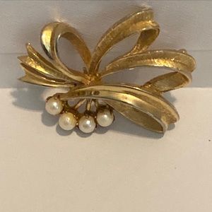 Brooch With Gold Tone Bow With Faux Pearls